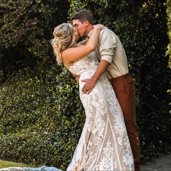 Wedding dress - Picture 2 of 4